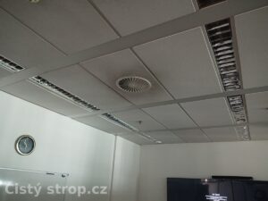 Čištění stropů a ventilace: Znečištěné stropní panely s větrací mřížkou – před čištěním