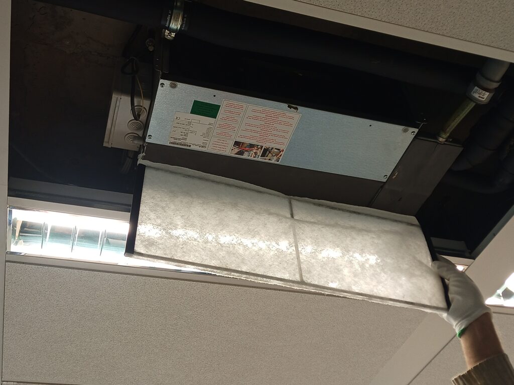 Nový čistý filtr po výměně – dokončené čištění ventilačního systému