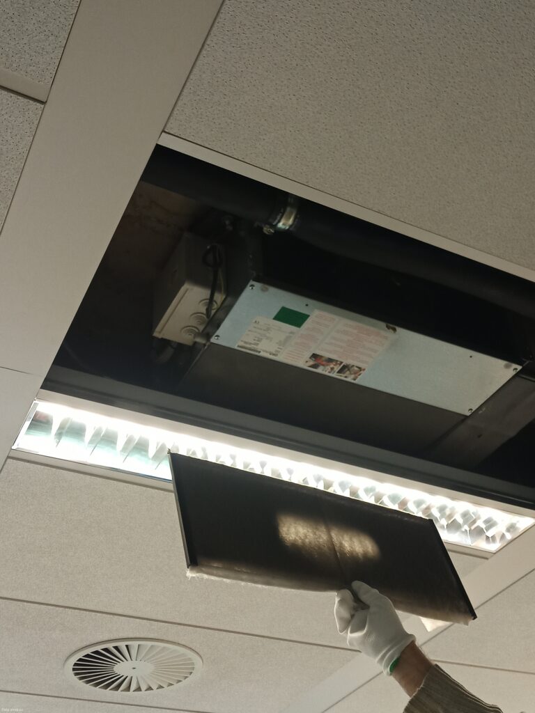 Znečištěný filtr ventilačního systému před výměnou – mastnota a prach