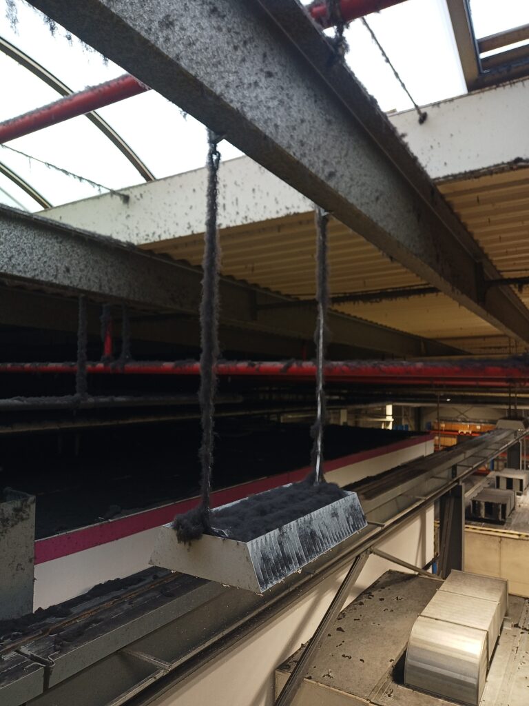 Nánosy prachu a vláken na svítidlech a nosných konstrukcích ve výšce – průmyslový objekt