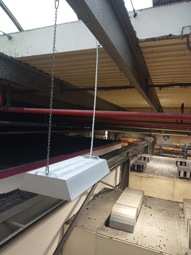 Čištění prachu a vláken na svítidlech a nosných konstrukcích ve výšce – průmyslový objekt