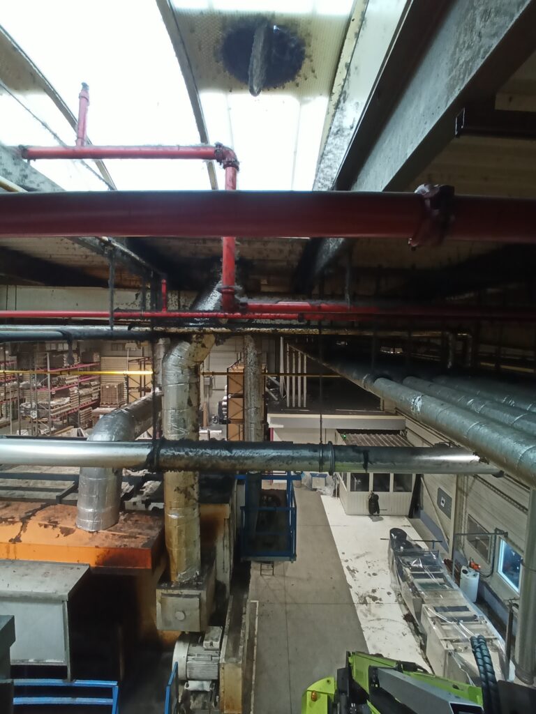 Čištění nosných konstrukcí a ventilace ve výškách v průmyslovém objektu