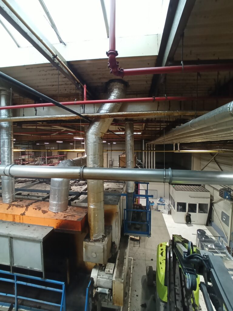 V průběhu čištění nosných konstrukcí a ventilace ve výškách v průmyslovém objektu