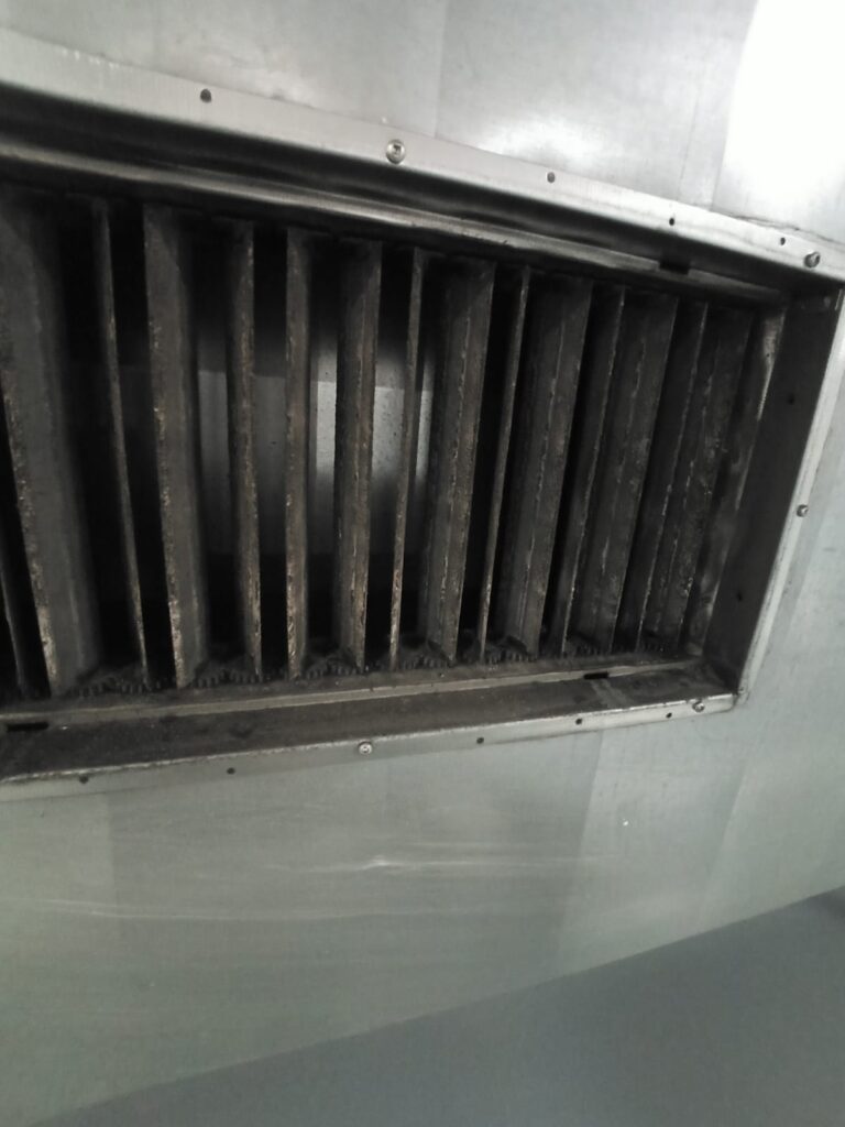 Regulační klapka ventilace s prachovými nánosy před čištěním