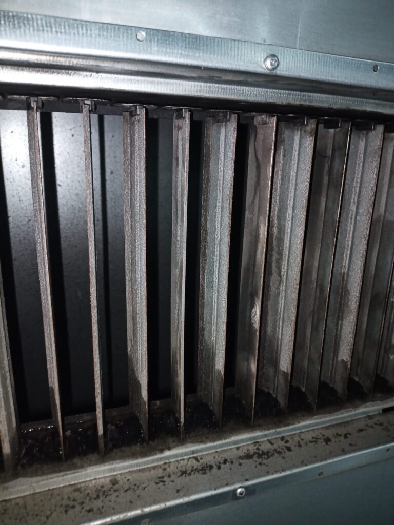 Detail lamel regulační klapky ventilace po parním čištění