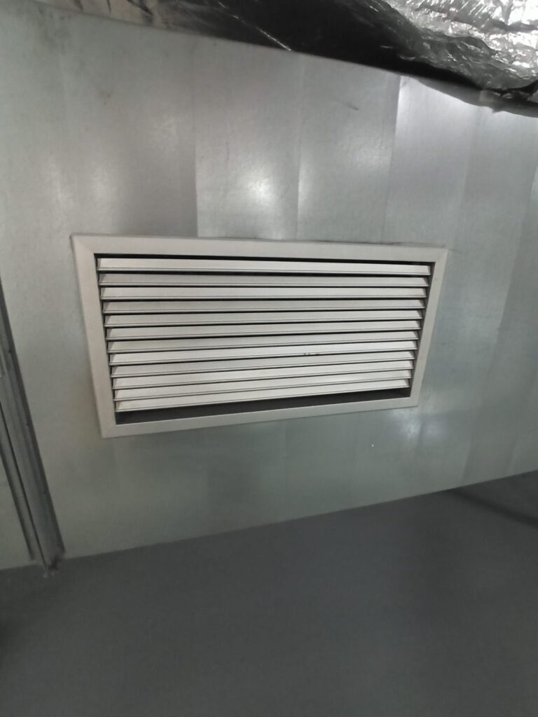 Vyčištěná ventilační vyústka v podzemních garážích po čištění