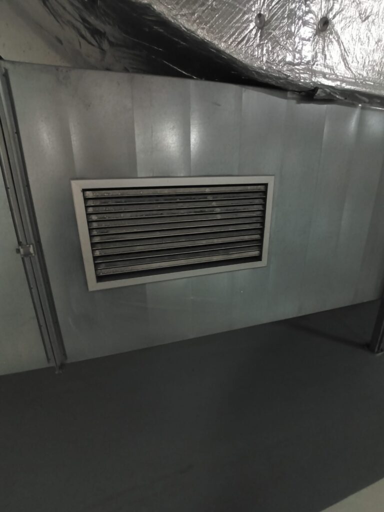 Znečištěná ventilační vyústka v podzemních garážích před čištěním