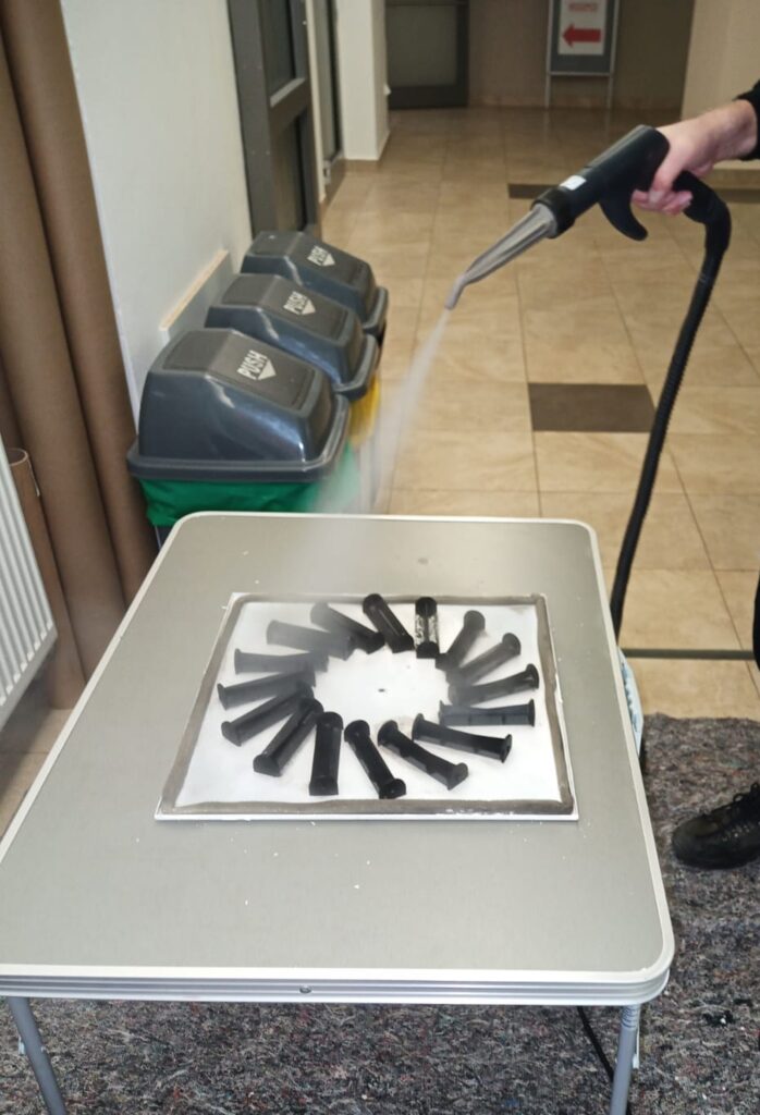 čištění vzduchotechnických komponent pomocí parního generátoru