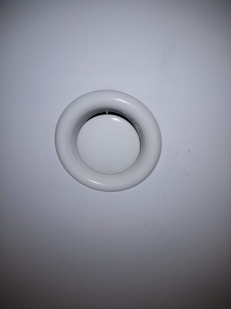 Vyčištěný stropní ventilační výdech po čištění