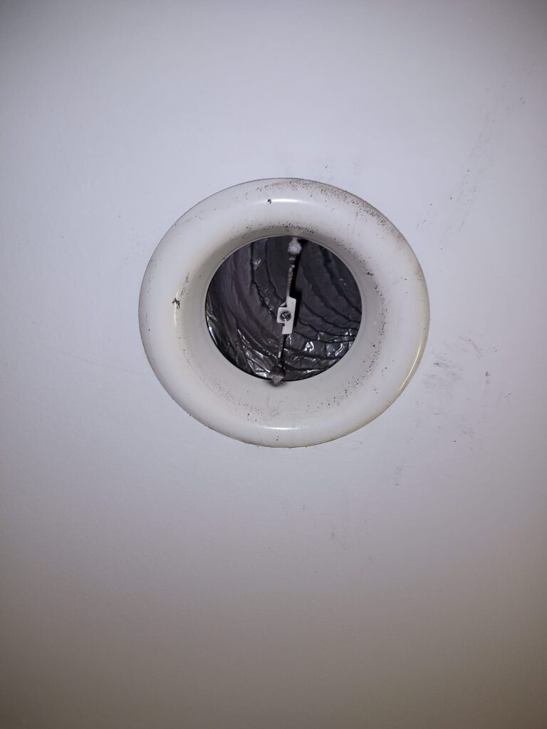 Znečištěný ventilační výdech před čištěním