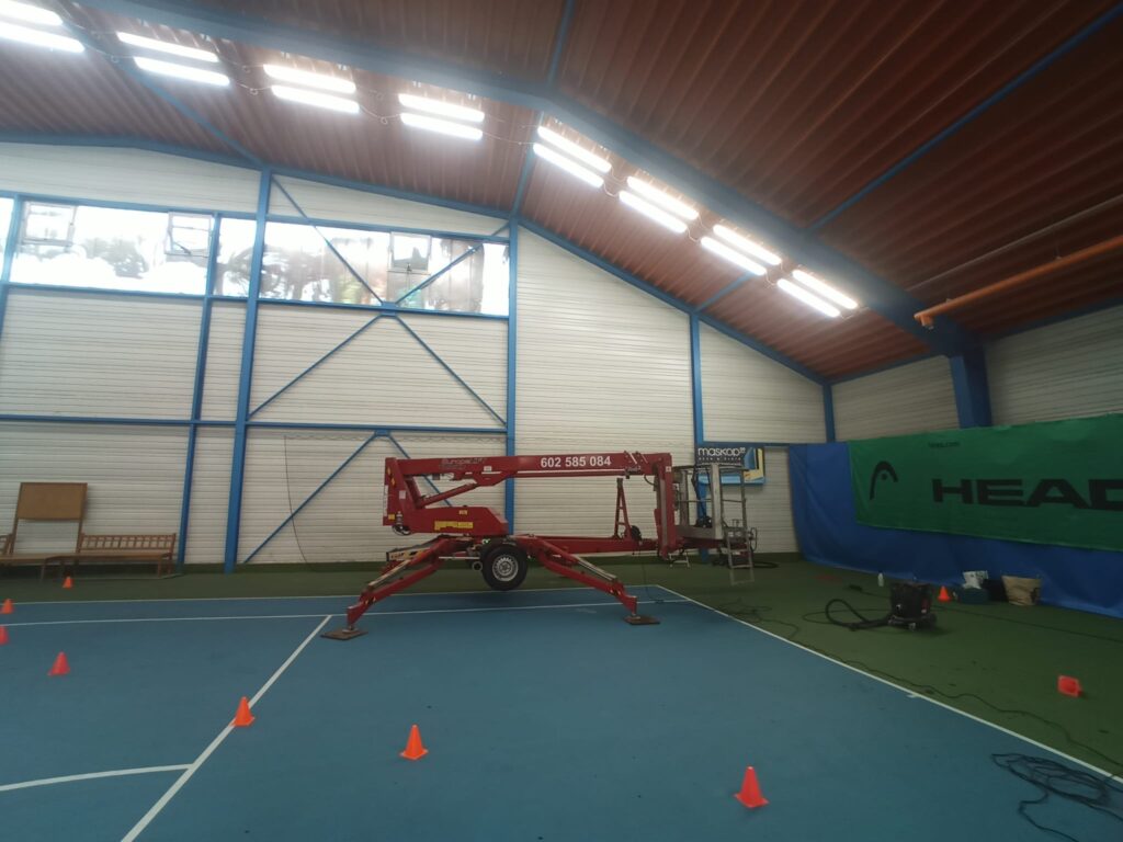 Profesionální čištění stropu sportovní haly z pracovní plošiny