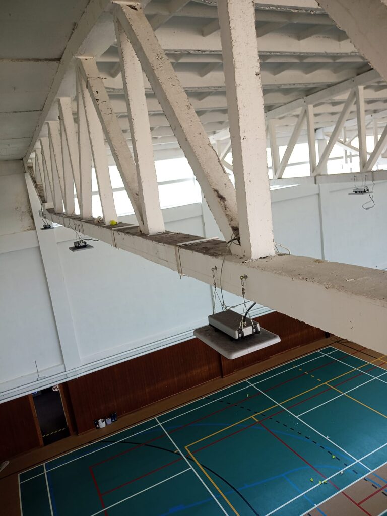 Čištění ocelových nosníků a stropní konstrukce ve sportovní hale