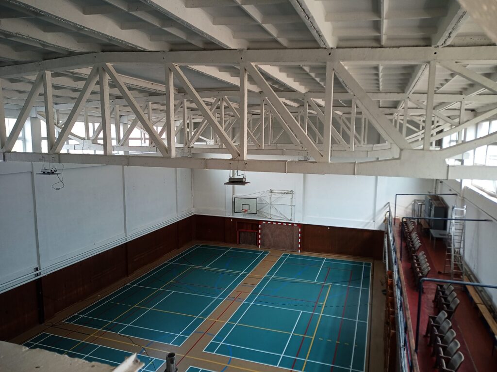 Čištění sportovní haly – stropní konstrukce po vyčištění